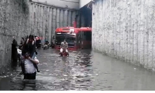 Rescatan a pasajeros de unidad del transporte público que se atascó en paso a desnivel inundado en Zapopan