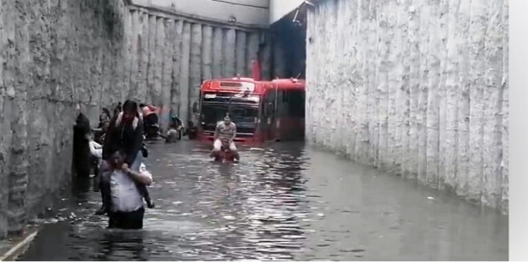 Rescatan a pasajeros de unidad del transporte público que se atascó en paso a desnivel inundado en Zapopan