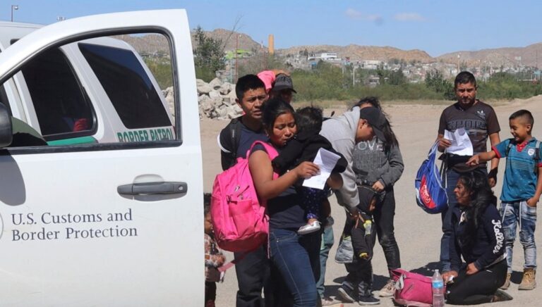 Polleros ofrecen rutas VIP a migrantes por 15 mil dólares hacia EE.UU.