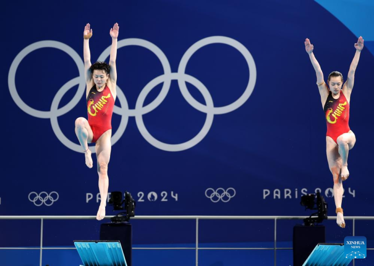 China gana Oro en trampolín femenino sincronizado de 3 metros.