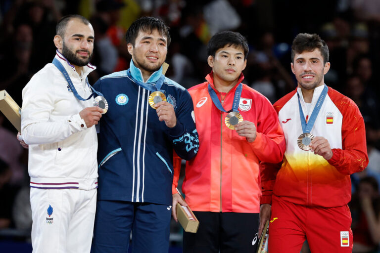 Yeldos Smwetov de Kazajistán gana oro en 60 kg de judo