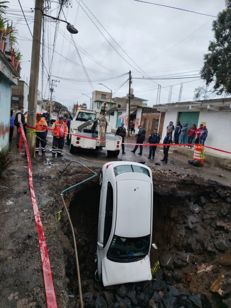 Vehículo cae en socavón en Xochimilco