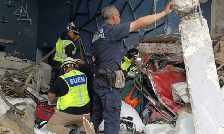 Camión de carga se impacta en restaurante, en Ocoyoacac; reportan tres muertos