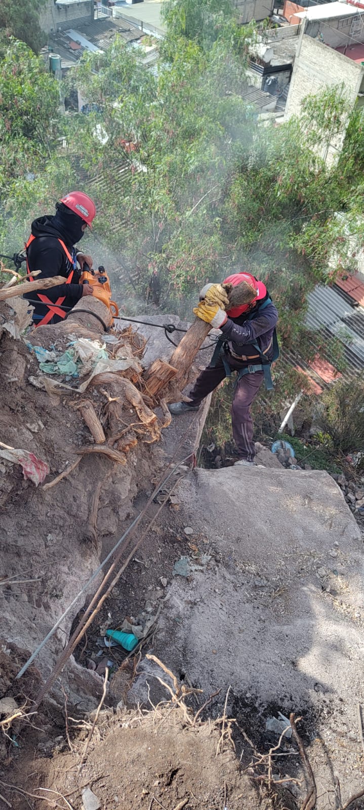 Gobierno de Tlalnepantla atiende de manera preventiva  el desprendimiento de dos rocas en Tenayuca