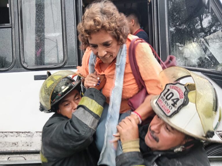 Rescatan de un camión de pasajeros a 35 usuarios que quedaron atrapados en un bajo puente vehicular por las intensas lluvias