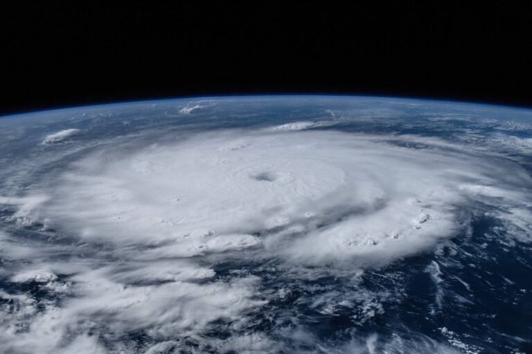 Beryl pierde fuerza a categoría 3; va a Tulum, Quintana Roo