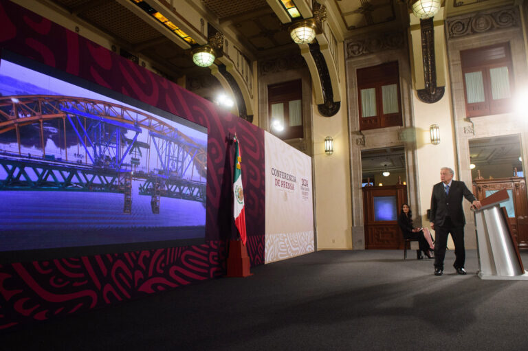 AMLO presenta adelanto de documental sobre Tren Maya