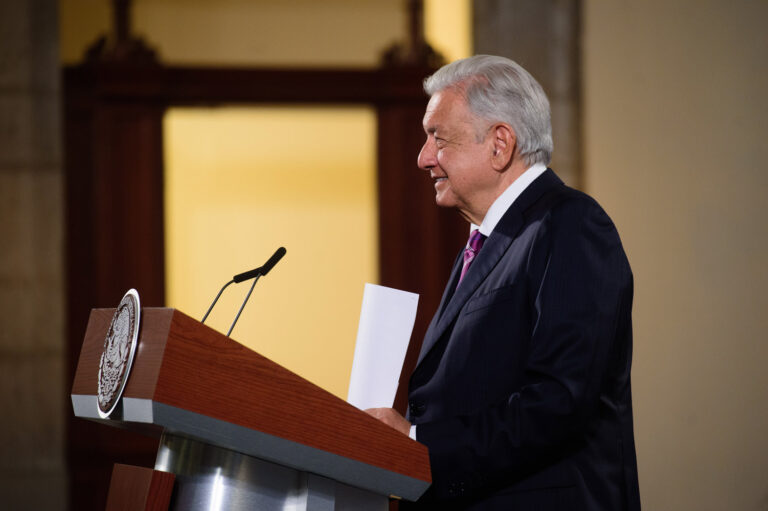 Gobierno de México homenajea en Palacio Nacional a migrantes mexicanos; presidente destaca contribución de remesas a la economía nacional