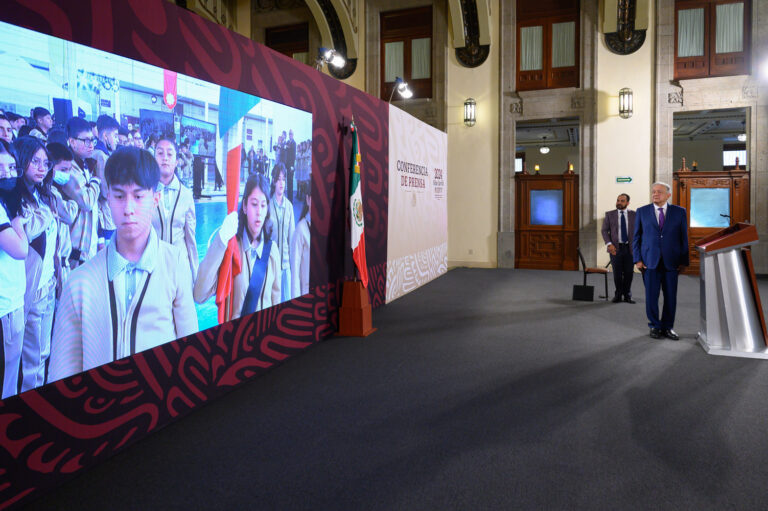 Presidente celebra regreso a clases en educación básica