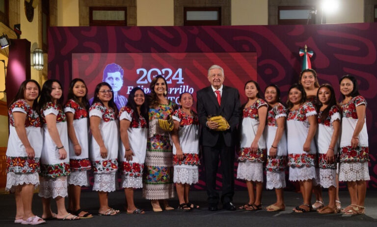 AMLO celebra a las Diablillas de Hondzonot, equipo de softbol en Quintana Roo