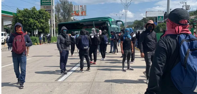 Normalistas de Ayotzinapa vandalizan edificio de la SEP, en Guerrero