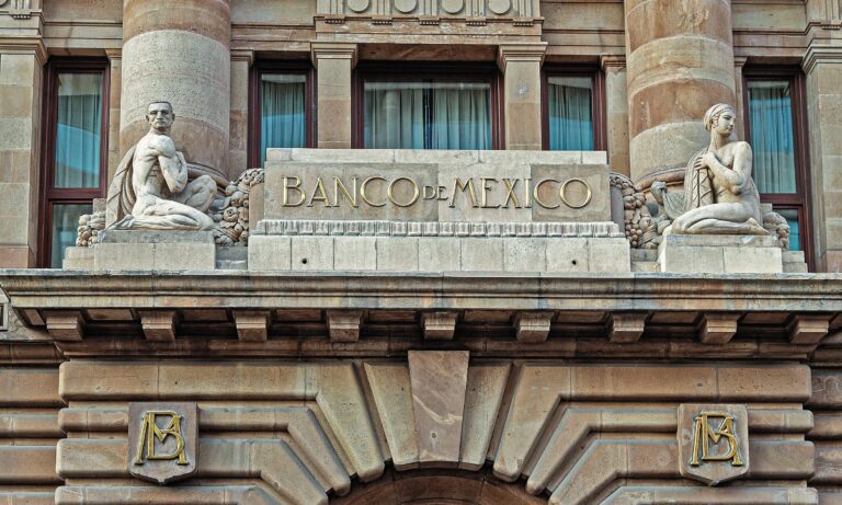 Banxico enfrenta dificultades en ajuste de tasa clave por extorsiones en México