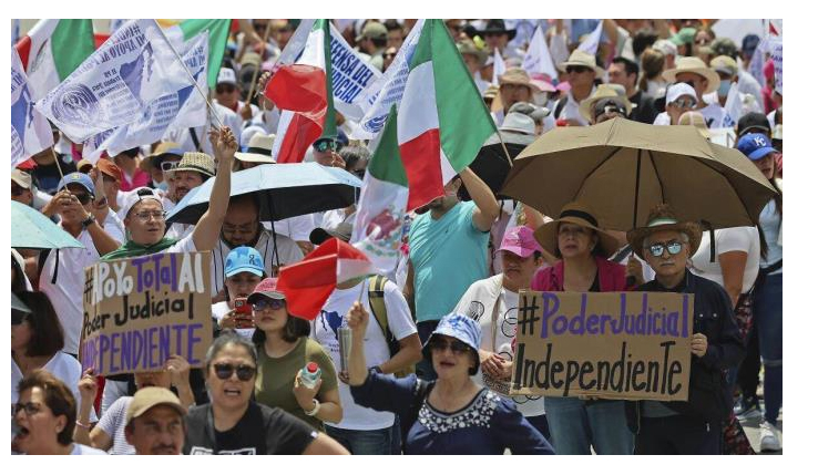 Estudiantes de Derecho de la UNAM marchan en contra de la reforma, al Poder Judicial