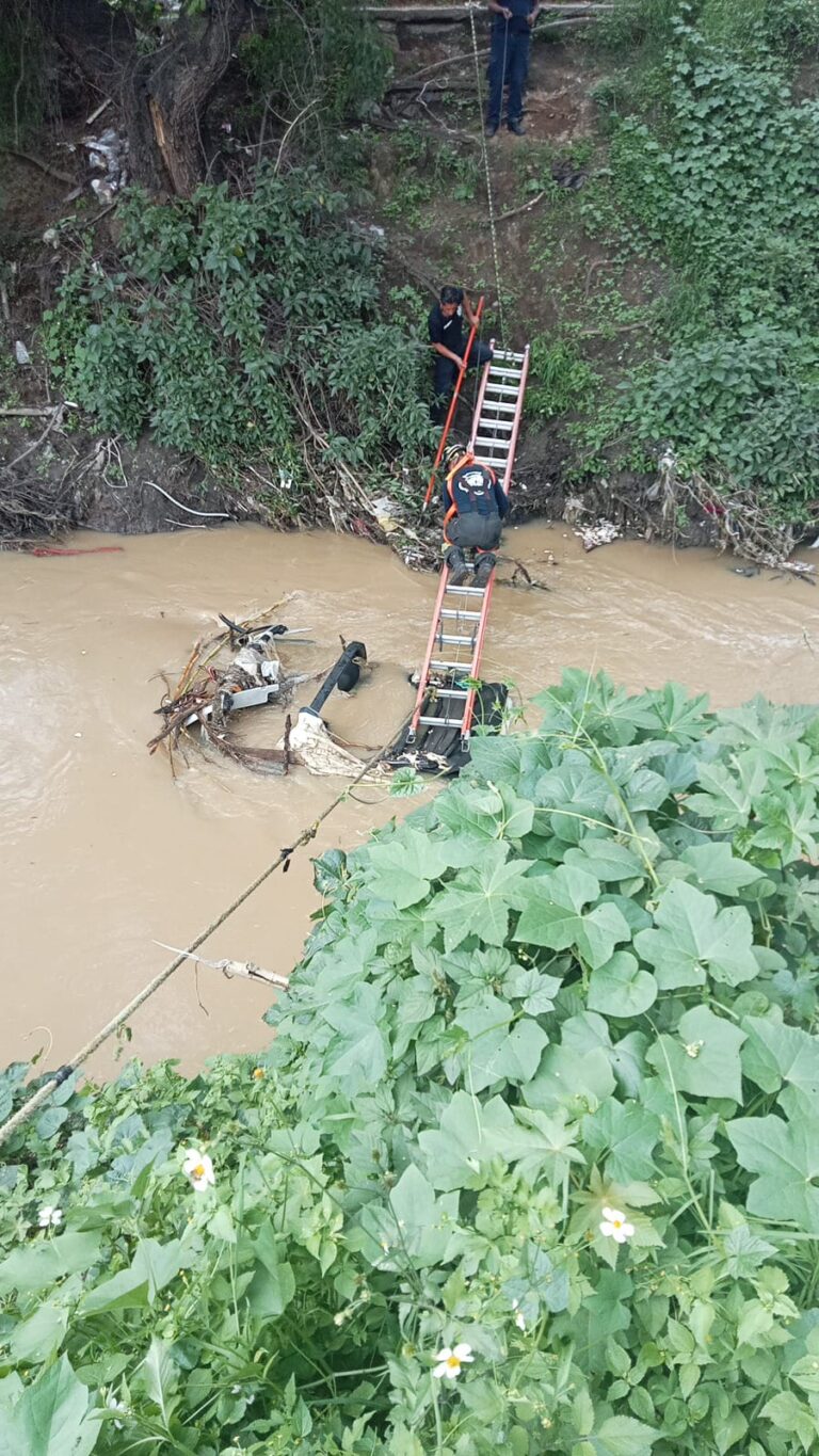 Tras horas de búsqueda Bomberos y Protección Civil de Tlalnepantla recuperan vehículo en aguas negras