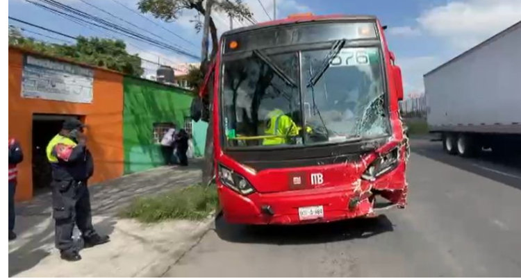 Choque múltiple del Metrobús y 11 vehículos en Eje 1 norte Hangares