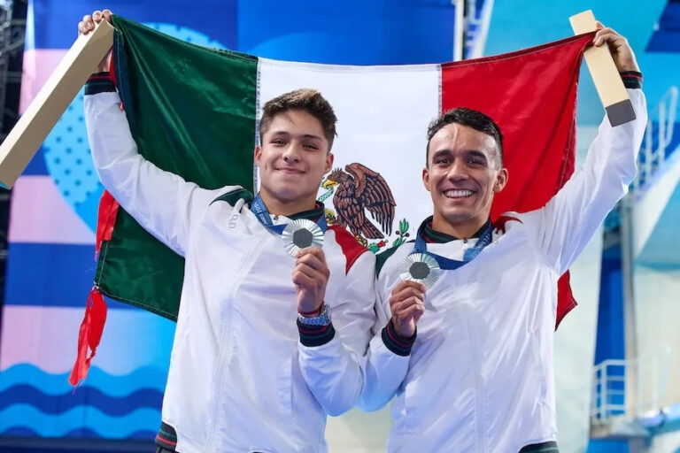 AMLO felicitó a clavadistas Osmar Olvera y Juan Manuel Celaya por medalla de plata en París 2024