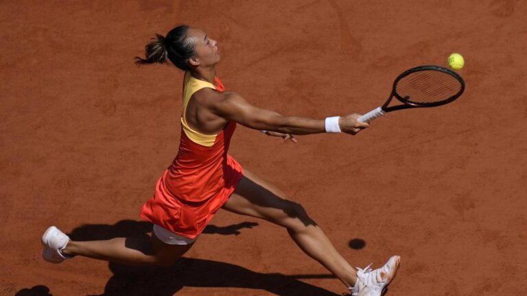 Zheng Qinwen gana oro en tenis femenino