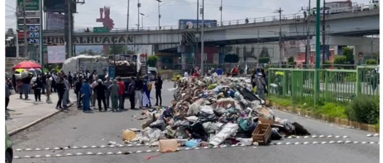 Recolectores de basura de Chimalhuacán bloquean la avenida, Bordo de Xochiaca