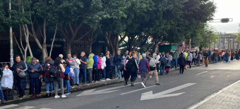 Miles de fieles veneran reliquia de San Judas Tadeo, en el templo de San Hipólito, en CdMx