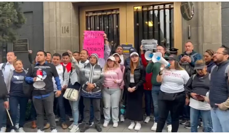 Trabajadores de la SCJN bloquean los accesos al recinto, en apoyo a la protesta del PJF