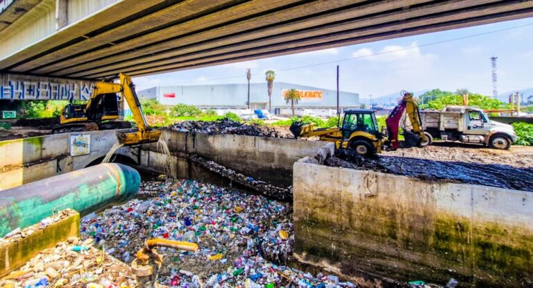 Personal de OPDM retira 150 camiones de basura del río de los remedios para evitar su desbordamiento