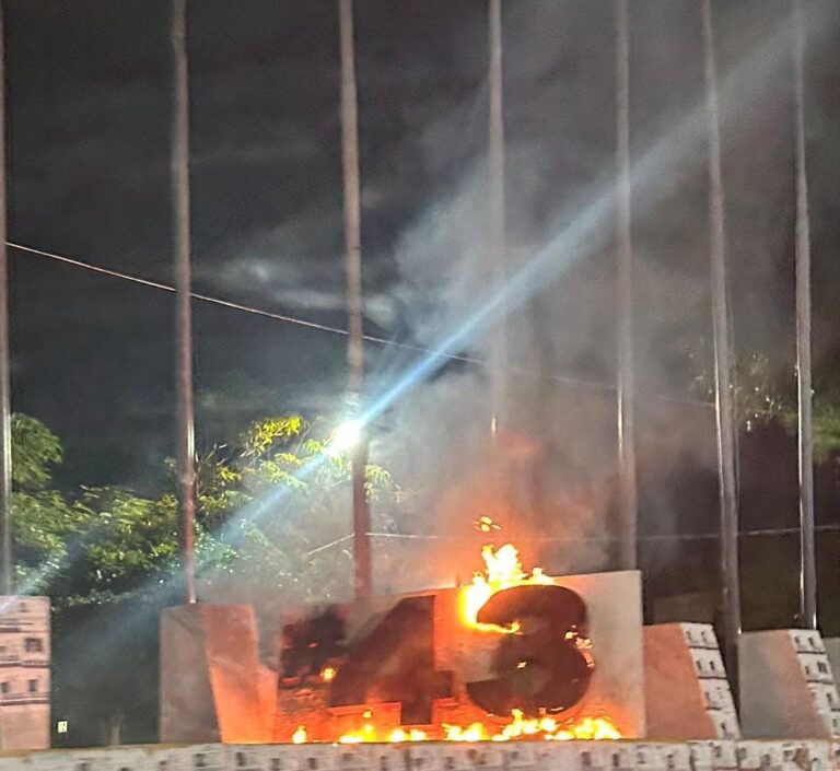 Vandalizan antimonumento a los 43 de Avenida Juárez