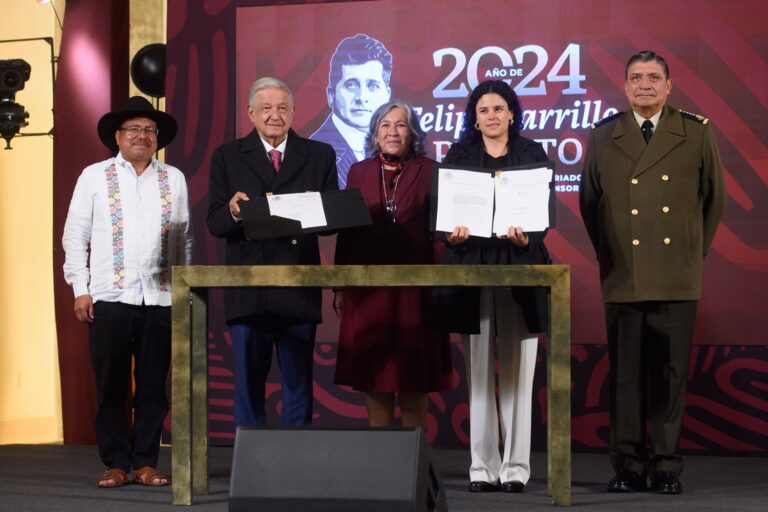 AMLO firma reformas constitucionales de Guardia Nacional y pueblos indígenas en último día de gobierno