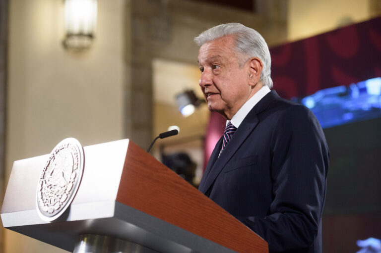 AMLO celebra aprobación de reforma a la Guardia Nacional en Senado y congresos locales