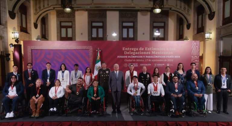 AMLO entrega apoyos a participantes de Juegos Olímpicos y Paralímpicos París 2024