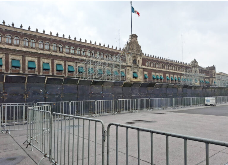 Plaza de la Constitución convertida, en una “Fortaleza”