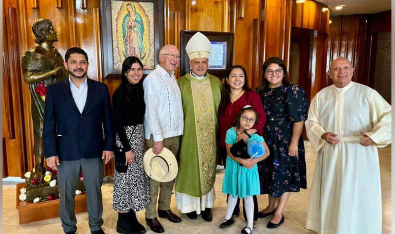 Ken Salazar asiste a la basílica de Guadalupe con el equipo de la primera dama, Jill Biden