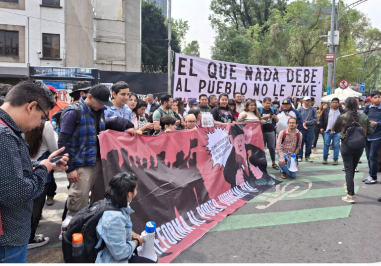 “Porros” hacen acto de presencia en inmediaciones del senado de la república