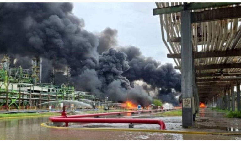 Pemex investiga causas del incendio en refinería del Puerto de Salina Cruz