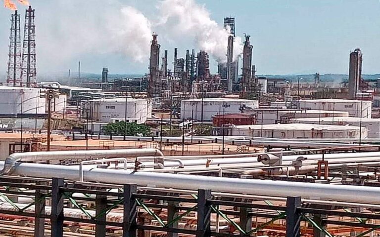 Pemex arriesga vida de trabajadores por falta de mantenimiento a refinerías