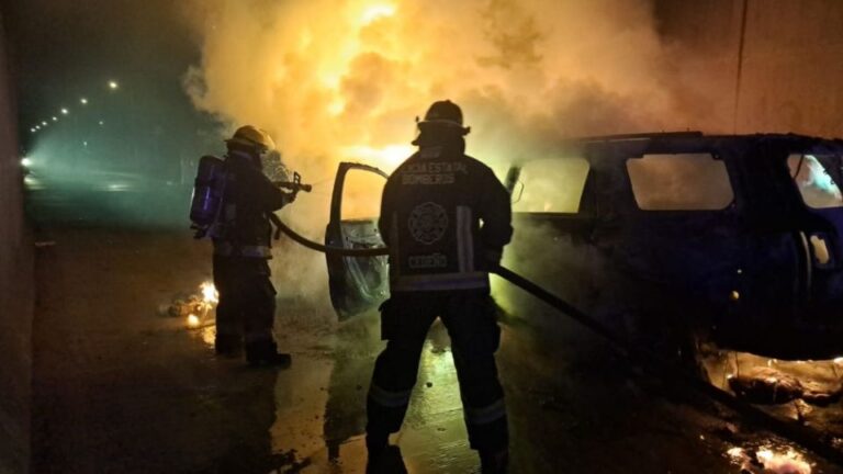 Incendian 2 vehículos con 6 cadáveres desmembrados, en Puebla