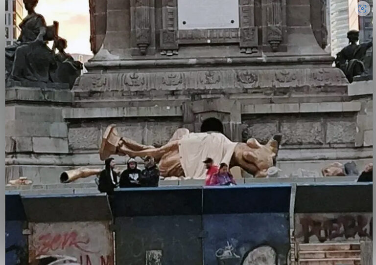 No cayó el Ángel de la Independencia, es parte de una escenografía para una película 