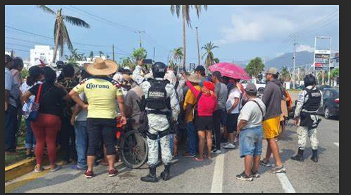 Bloquean en zona “Diamante de Acapulco” por daños a negocios de “Revolcadero”