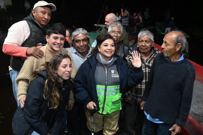 Visita Clara Brugada a productores afectados de Xochimilco