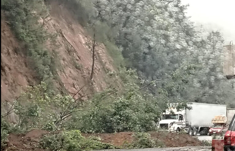 Se registra deslave en la México – Toluca en dirección a CdMx, pasando el túnel.