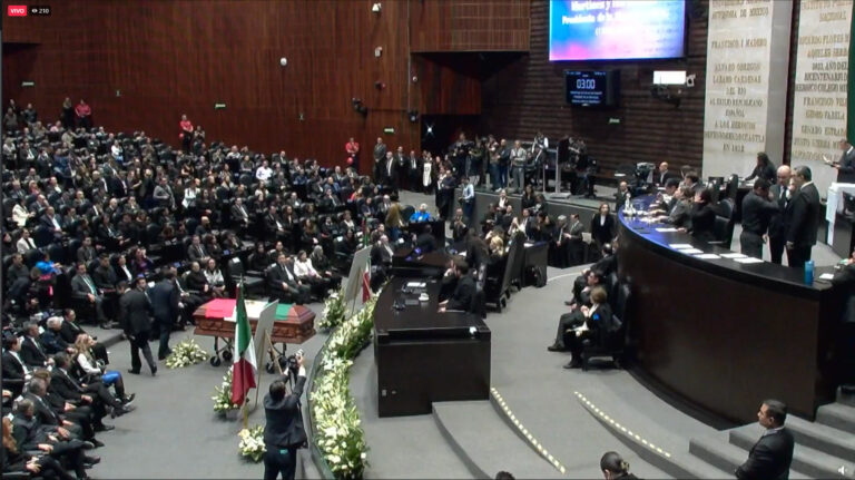 Rinden homenaje de cuerpo presente a Ifigenia Martínez, en el Congreso de la Unión