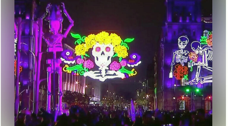 Inauguran alumbrado de Día de Muertos en el zócalo CdMx