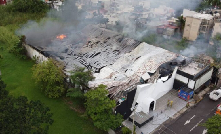 Incendio consume antro “Híbrido” en Villahermosa, Tabasco