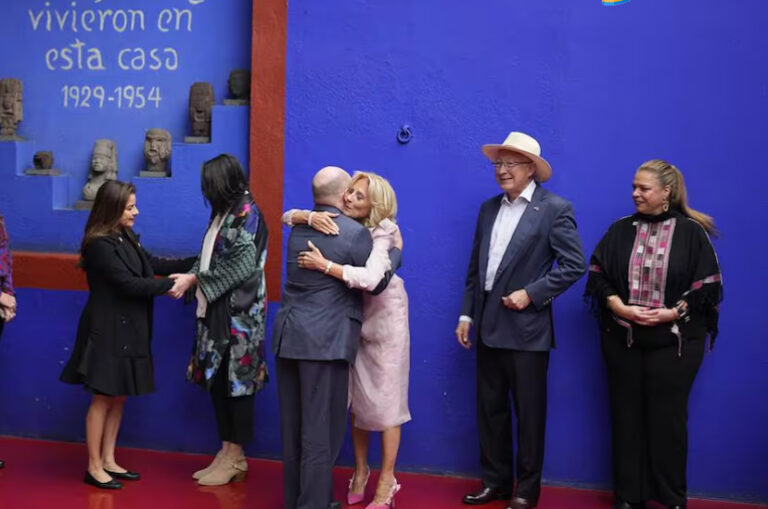 Jill Biden visitó el museo Frida Kahlo, antes de regresar a EU