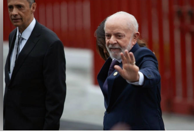 Lula Da Silva presidente de Brasil tuvo que regresar a México, por falla mecánica del avión