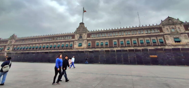 Hoy lunes Palacio Nacional de nueva cuenta amanece, amurallado