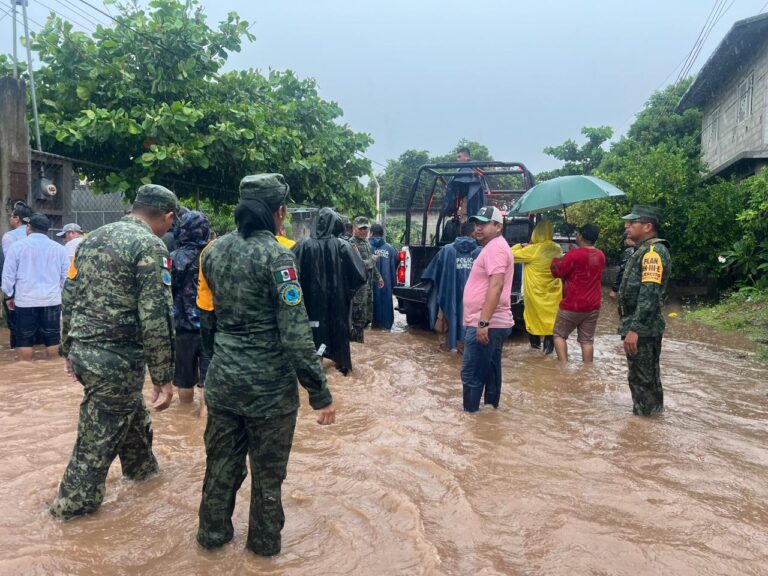 Intensas lluvias en Oaxaca desbordan ríos y colapsan casas por depresión tropical