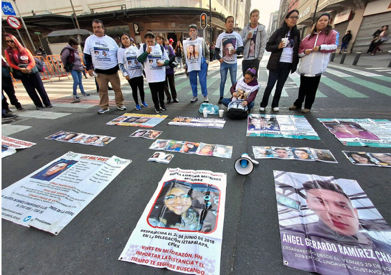 Colectivo “Hasta Encontrarlos”, se manifiestan en el zócalo CdMx