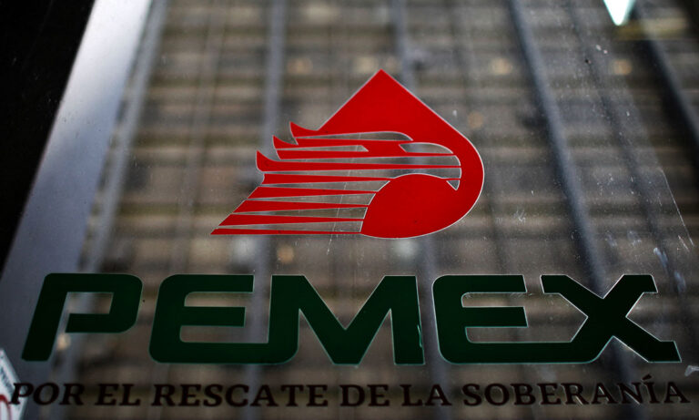 Gobierno entregará a Pemex 6 mil 688 mdd para deudas; en 2025 debe pagar 9 mil mdd