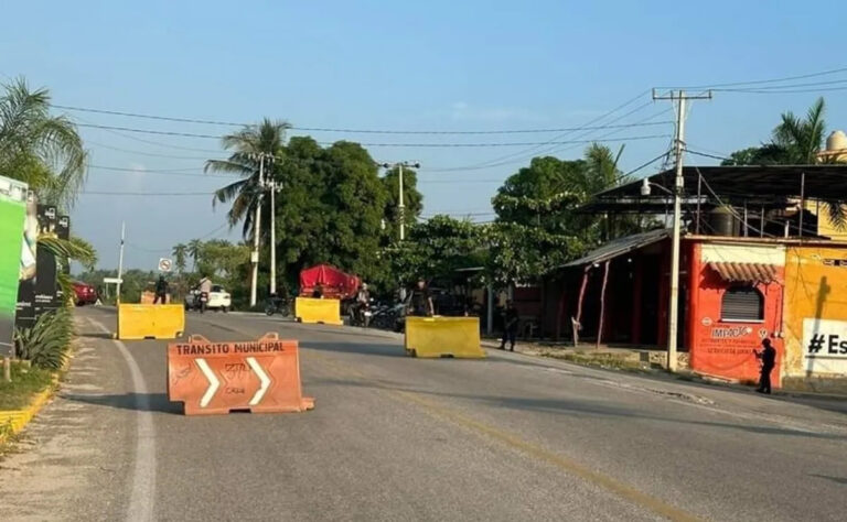 Mueren cuatro policías en enfrentamiento armado