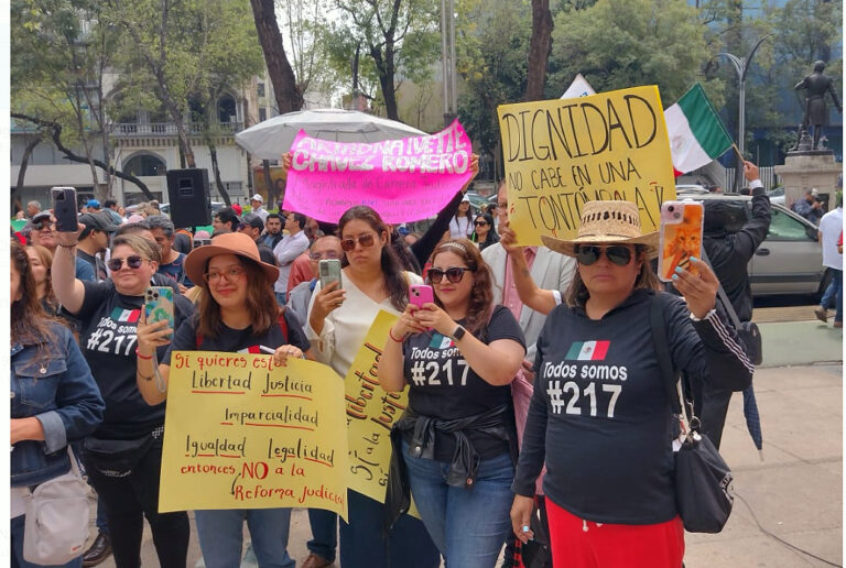 Juzgadores y magistrados protestan al exterior del Senado de la República